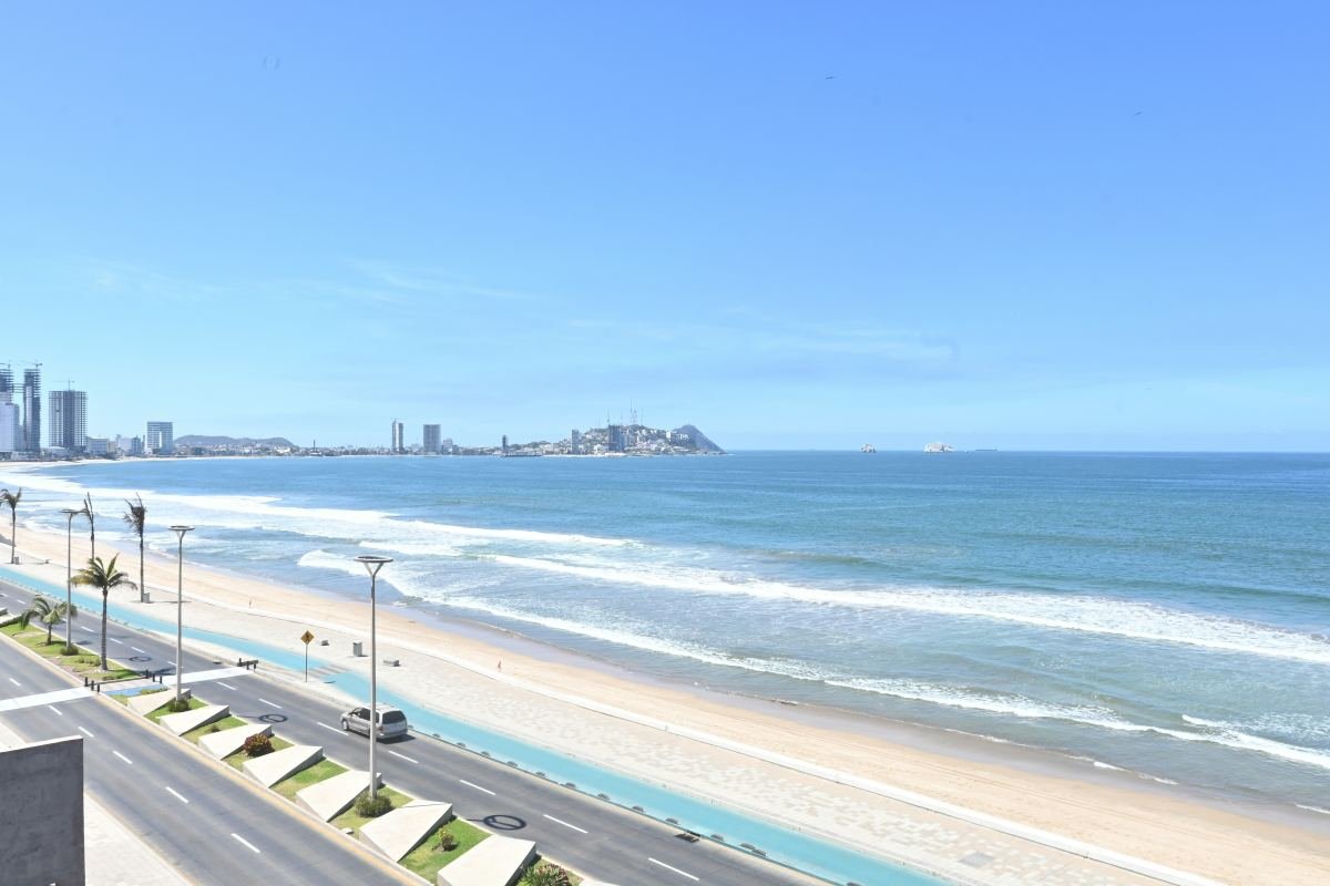 Vista aérea del malecón y la playa de Mazatlán, Sinaloa